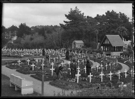 Soldiers graveyard, Karori Cemetery, Wellington. New Zealand Free Lance : Photographic prints and negatives. Ref: 1/2-045825-G. Alexander Turnbull Library, Wellington, New Zealand. http://natlib.govt.nz/records/22392835