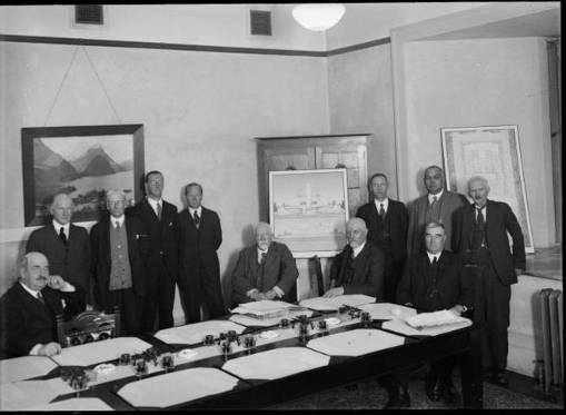 Dominion Museum Committee. Negatives of the Evening Post newspaper. Ref: EP-3876-1/2-G. Alexander Turnbull Library, Wellington, New Zealand, accessed 3/5/2013