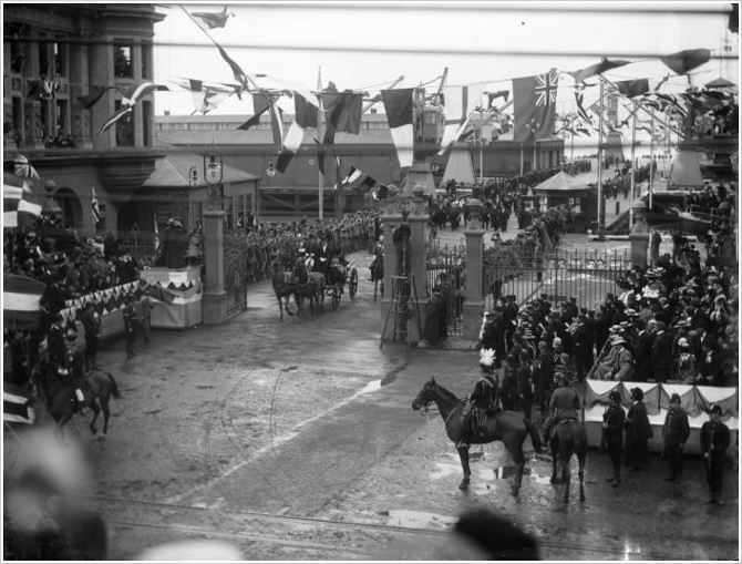 Royal procession, Queen's Wharf, Wellington. McAllister, James, 1869-1952: Negatives of Stratford and Taranaki district. Ref: 1/1-007950-G. Alexander Turnbull Library, Wellington, New Zealand.http://natlib.govt.nz/records/22830912